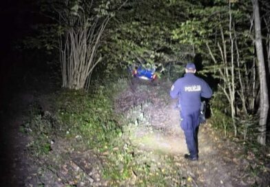 GPS zaprowadził ją do lasu. Samochód ugrzązł w błocie, pomogli policjanci