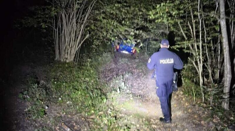 GPS zaprowadził ją do lasu. Samochód ugrzązł w błocie, pomogli policjanci