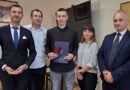 Odwaga, która ratuje życie. 14‑letni Kacper Turek wyniósł mężczyznę z płonącego domu