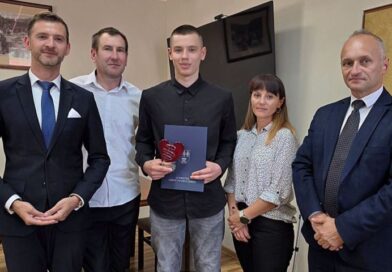 Odwaga, która ratuje życie. 14‑letni Kacper Turek wyniósł mężczyznę z płonącego domu