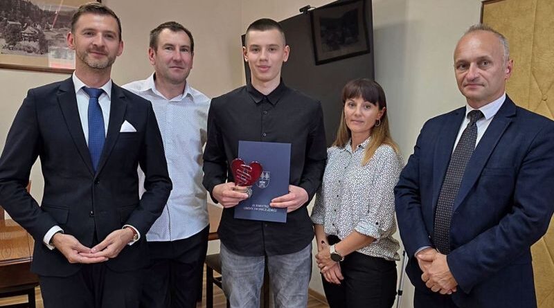 Odwaga, która ratuje życie. 14‑letni Kacper Turek wyniósł mężczyznę z płonącego domu