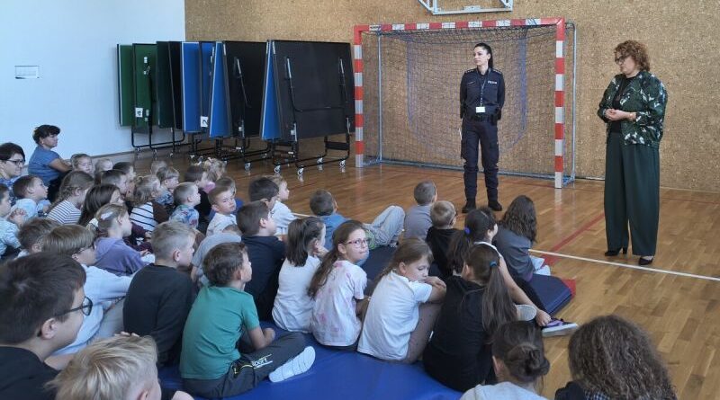 Cyberzagrożenia, hejt i ruch drogowy. Policjanci edukują młodzież w Turzym Polu