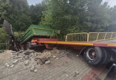 Wypadek ciężarówki w Nowej Wsi. Kierowca uderzył w przystanek i wpadł do rowu
