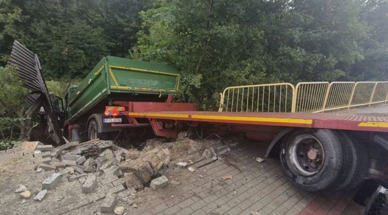 Wypadek ciężarówki w Nowej Wsi. Kierowca uderzył w przystanek i wpadł do rowu