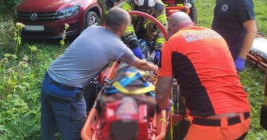 Rowerzysta stracił przytomność w lesie. Strażacy dotarli do niego quadem
