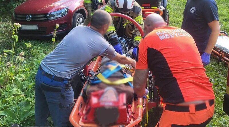 Rowerzysta stracił przytomność w lesie. Strażacy dotarli do niego quadem