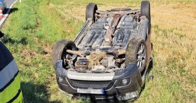 Dachowanie Fiata w Trześniowie. Kierowca stracił panowanie nad autem
