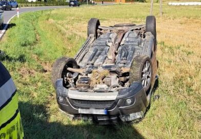 Dachowanie Fiata w Trześniowie. Kierowca stracił panowanie nad autem