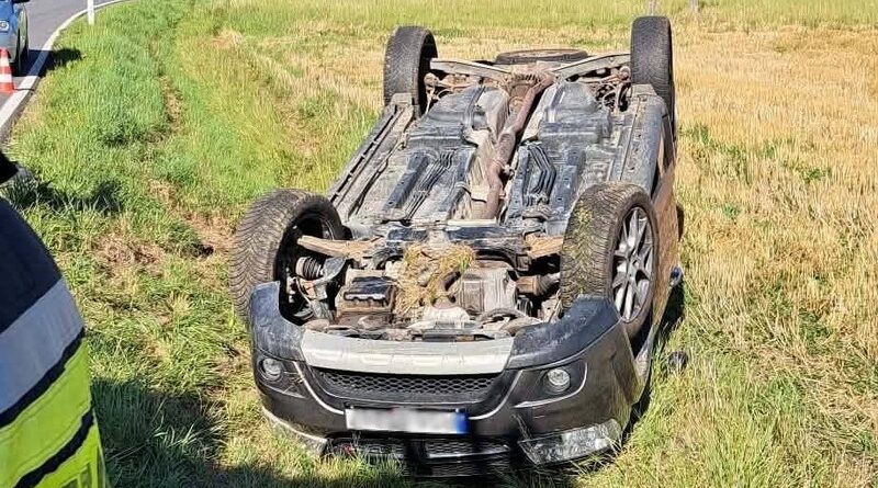 Dachowanie Fiata w Trześniowie. Kierowca stracił panowanie nad autem