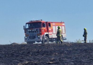 Pożar traw w Górkach. Ogień w pobliżu zabudowań