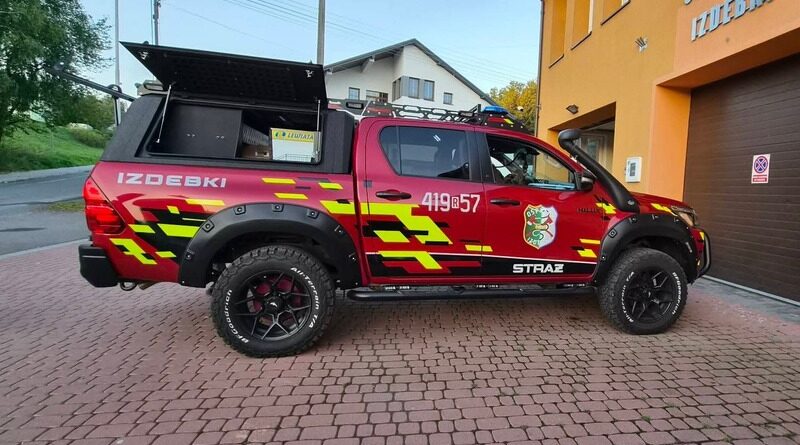 OSP Izdebki z nowym samochodem ratowniczo-gaśniczym. Jednostka otrzymała Toyotę Hilux