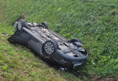 Dachowanie na DK19 w Jasienicy Rosielnej. Samochód wypadł z drogi podczas wyprzedzania