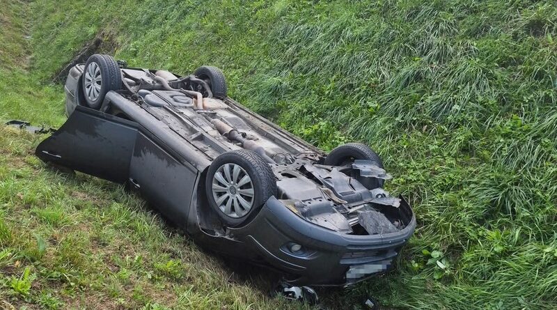Dachowanie na DK19 w Jasienicy Rosielnej. Samochód wypadł z drogi podczas wyprzedzania