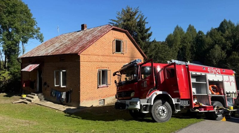 Pożar domu w Krzywem. Jedna osoba z podejrzeniem podtrucia