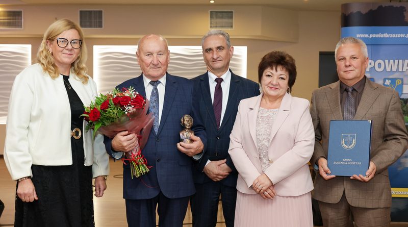 Adolf Kuśnierczyk z Orzechówki uhonorowany tytułem „Zasłużony dla Powiatu Brzozowskiego”