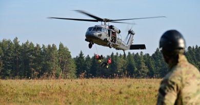 Kontrterroryści i śmigłowiec Black Hawk na ćwiczeniach w Bieszczadach