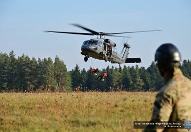 Kontrterroryści i śmigłowiec Black Hawk na ćwiczeniach w Bieszczadach
