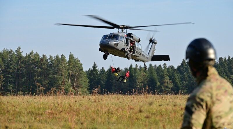 Kontrterroryści i śmigłowiec Black Hawk na ćwiczeniach w Bieszczadach