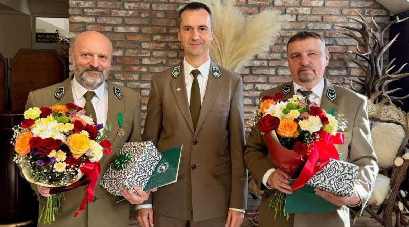 Po niemal pół wieku pracy pożegnali się z Nadleśnictwem Brzozów. Adam Serednicki i Grzegorz Szmyd przechodzą na emeryturę