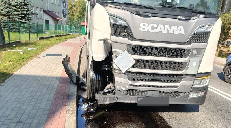 Utrudnienia w centrum Domaradza po kolizji cysterny