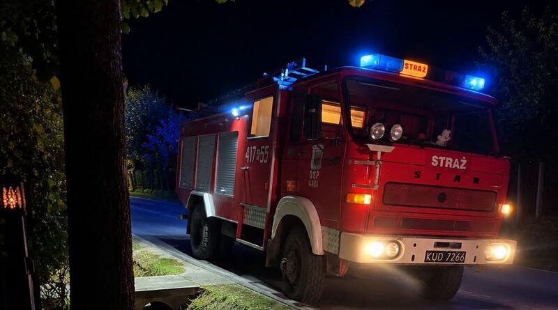 Pożar sadzy w kominie w Warze. Interweniowali strażacy