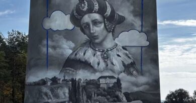 Portret królowej Zofii gotowy. Mural na moście w Sanoku nabiera kształtów