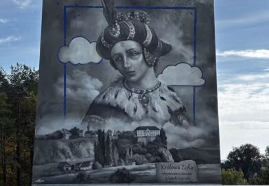 Portret królowej Zofii gotowy. Mural na moście w Sanoku nabiera kształtów
