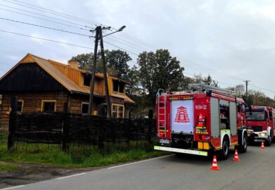 Pożar drewnianego budynku w Haczowie. Strażacy zauważyli ogień w drodze na służbę