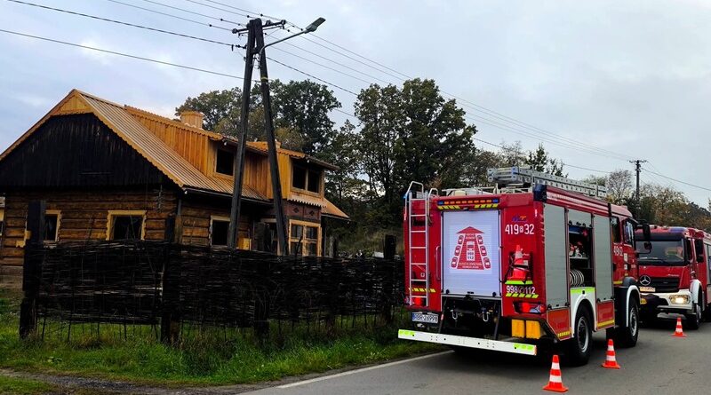 Pożar drewnianego budynku w Haczowie. Strażacy zauważyli ogień w drodze na służbę