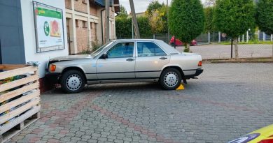 Samochód uderzył w budynek sklepu w Posadzie Górnej. Kierowca trafił do szpitala