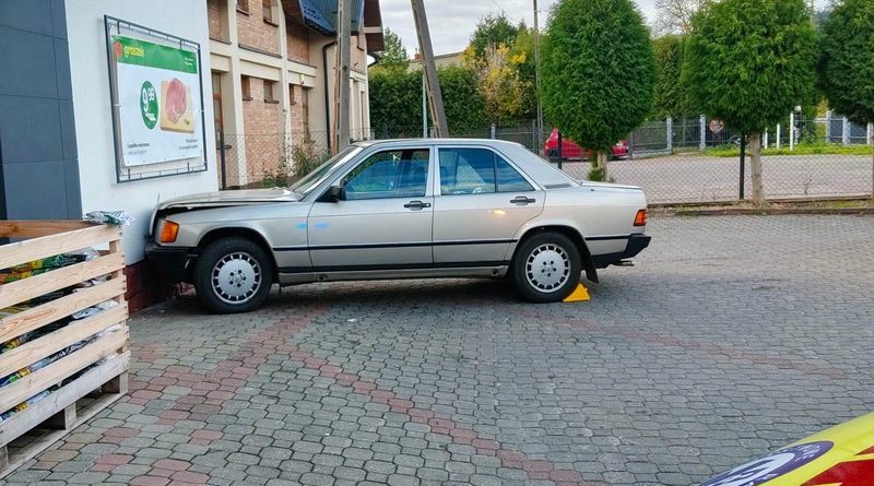 Samochód uderzył w budynek sklepu w Posadzie Górnej. Kierowca trafił do szpitala