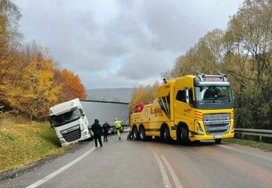 Śliska nawierzchnia w Jasienicy Rosielnej. Ciężarówka wpadła do rowu